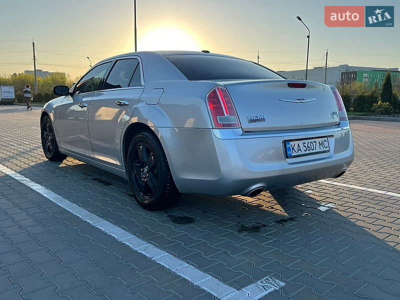 Седан Chrysler 300C 2012 в Виннице
