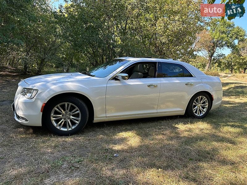 Седан Chrysler 300C 2016 в Киеве
