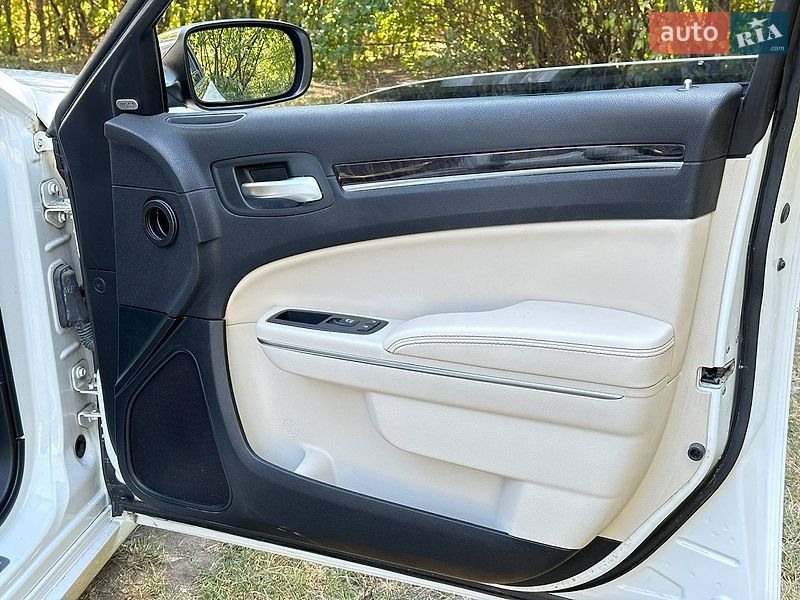 Седан Chrysler 300C 2016 в Киеве