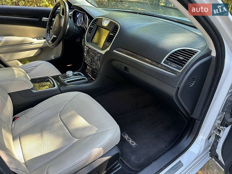 Седан Chrysler 300C 2016 в Киеве