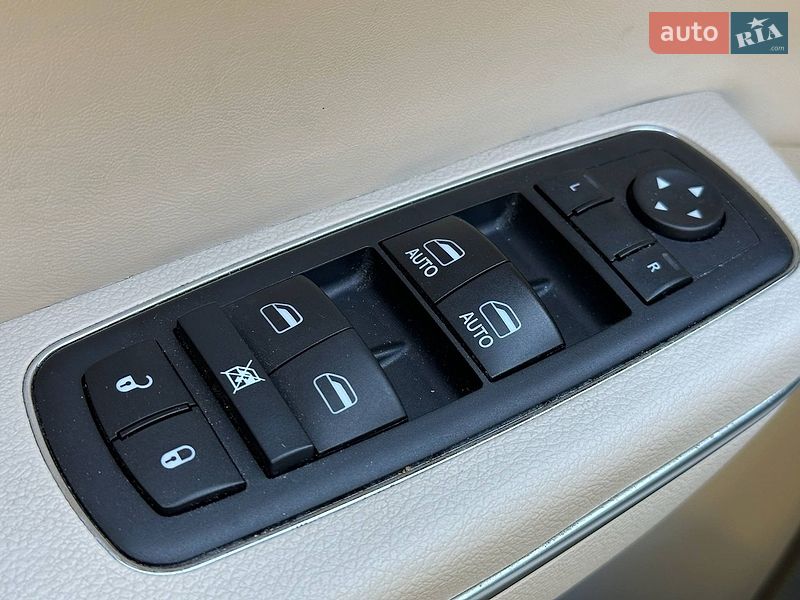 Седан Chrysler 300C 2016 в Киеве