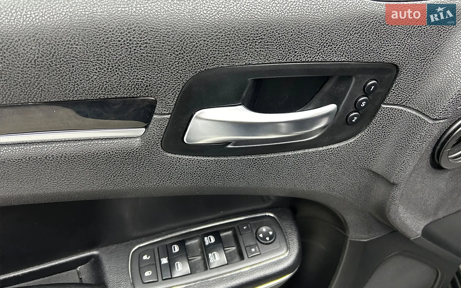 2017 Chrysler 300C - мініатюра 16
