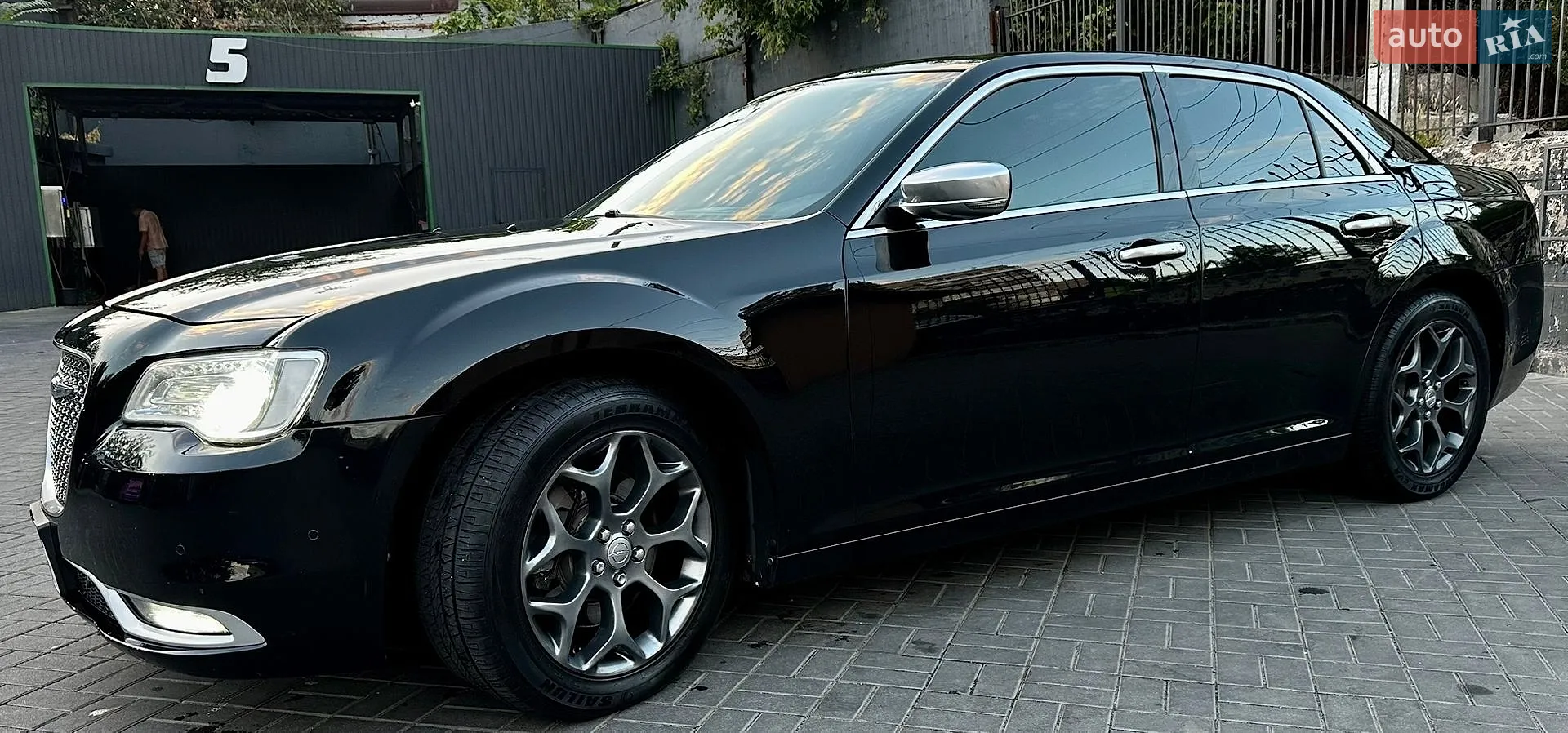 2016 Chrysler 300C - мініатюра 2