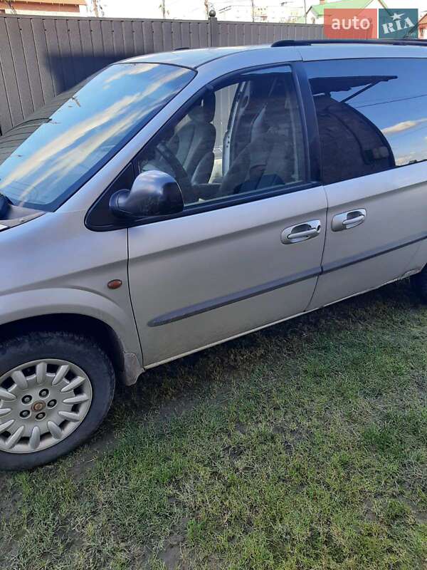Минивэн Chrysler Grand Voyager 2002 в Мостиске