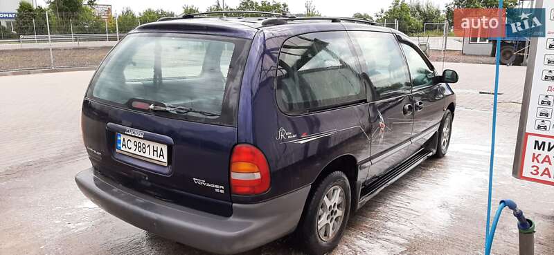 Мінівен Chrysler Grand Voyager 1998 в Нововолинську