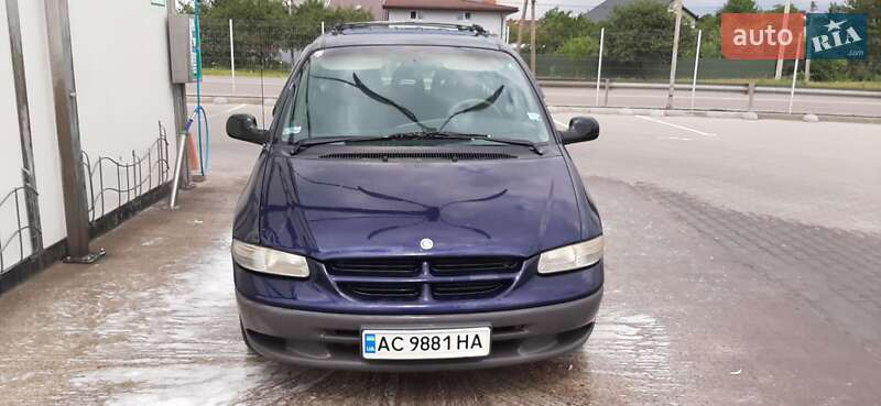 Мінівен Chrysler Grand Voyager 1998 в Нововолинську