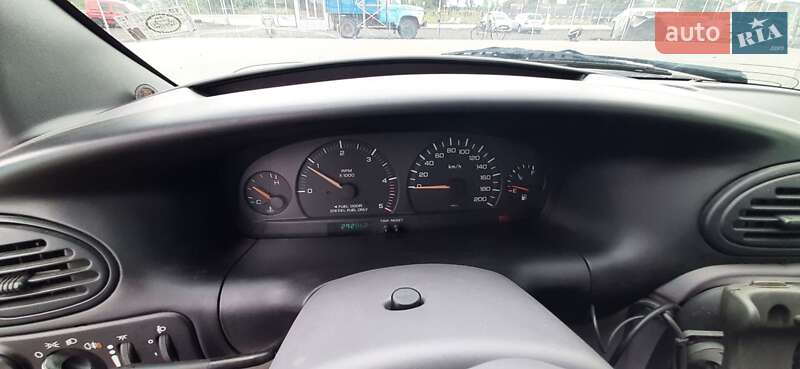 Мінівен Chrysler Grand Voyager 1998 в Нововолинську