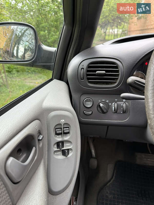 Минивэн Chrysler Grand Voyager 2006 в Старом Самборе