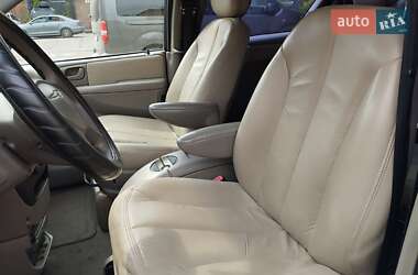 Минивэн Chrysler Grand Voyager 2001 в 