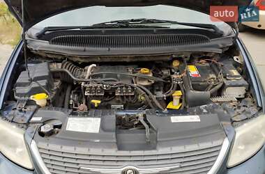 Минивэн Chrysler Grand Voyager 2001 в 