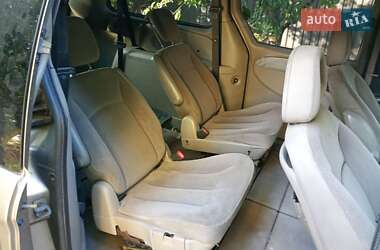 Хэтчбек Chrysler Grand Voyager 2004 в 