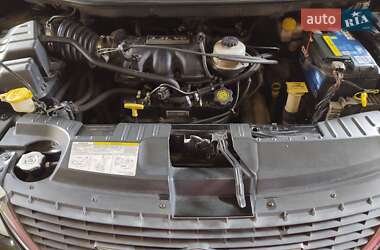 Минивэн Chrysler Grand Voyager 2003 в 
