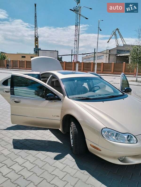 Седан Chrysler LHS 2001 в Измаиле