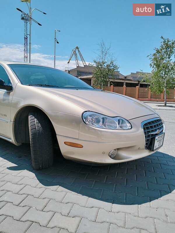 Седан Chrysler LHS 2001 в Измаиле