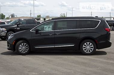 Минивэн Chrysler Pacifica 2019 в Киеве