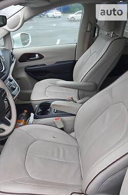 Мінівен Chrysler Pacifica 2016 в Києві