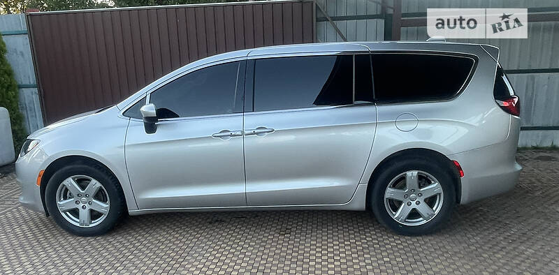Мінівен Chrysler Pacifica 2016 в Києві