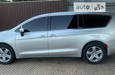 Минивэн Chrysler Pacifica 2016 в 