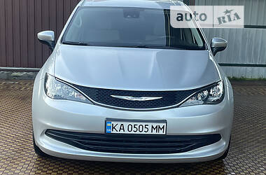 Минивэн Chrysler Pacifica 2016 в 