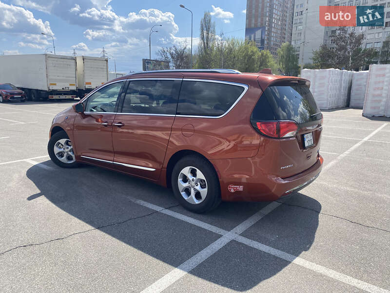 Минивэн Chrysler Pacifica 2018 в Киеве