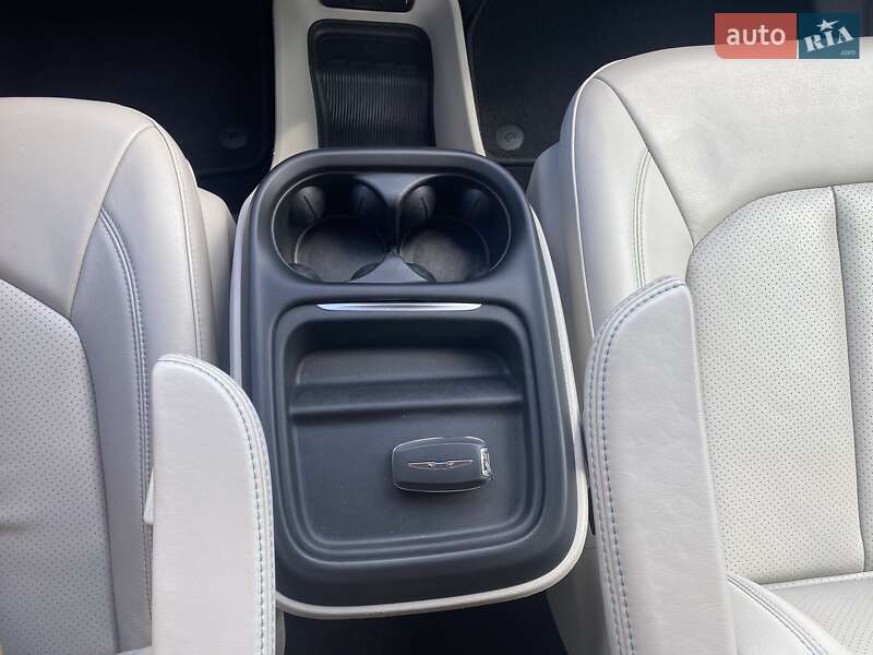 Минивэн Chrysler Pacifica 2018 в Киеве