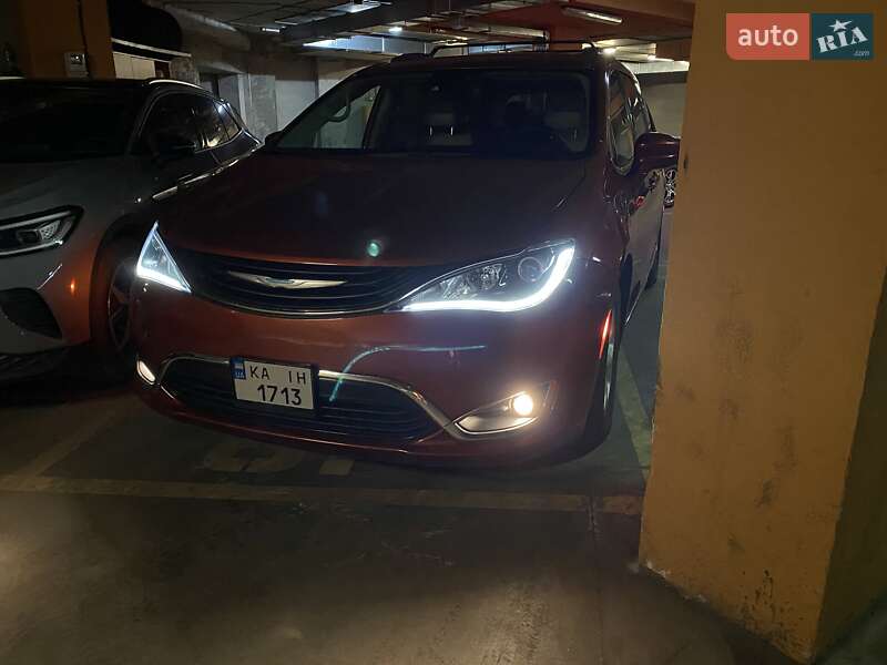 Минивэн Chrysler Pacifica 2018 в Киеве