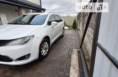 Минивэн Chrysler Pacifica 2019 в 