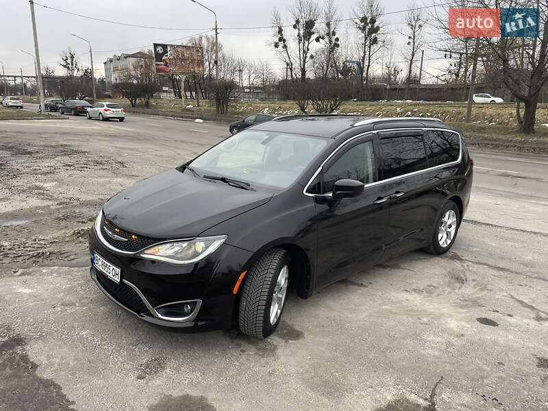 Минивэн Chrysler Pacifica 2017 в Львове