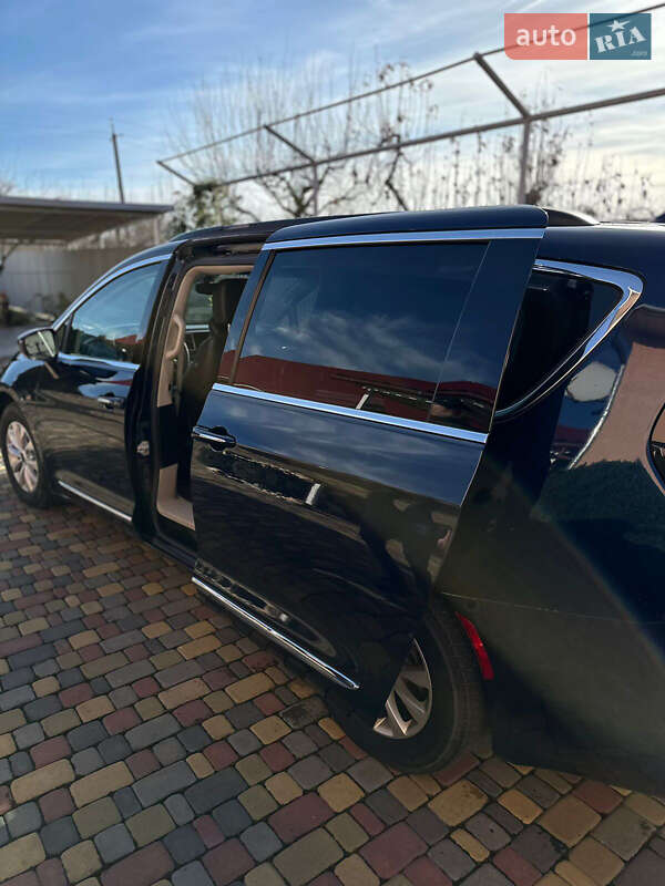 Внедорожник / Кроссовер Chrysler Pacifica 2017 в Ужгороде