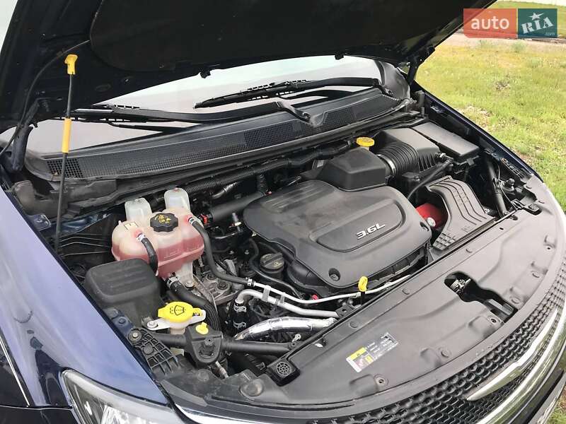Мінівен Chrysler Pacifica 2016 в Києві