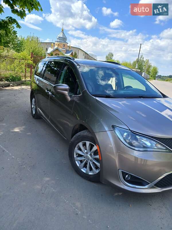Позашляховик / Кросовер Chrysler Pacifica 2017 в Львові