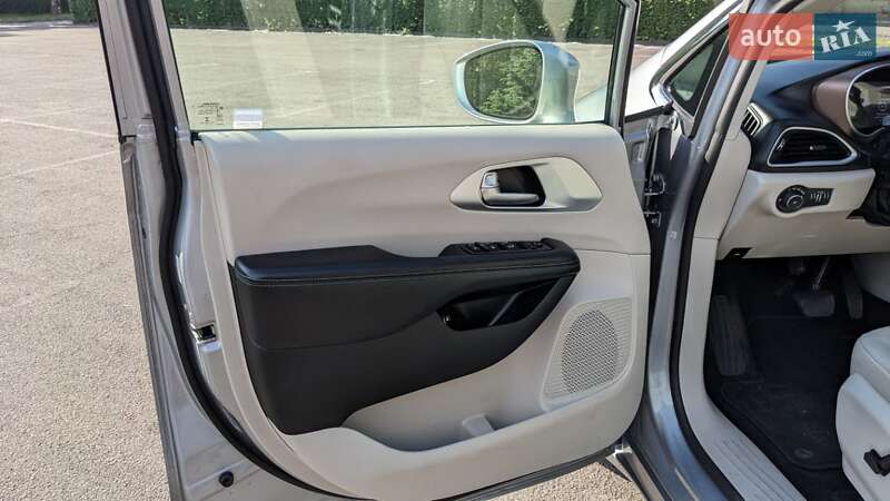 Мінівен Chrysler Pacifica 2018 в Києві