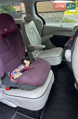 Минивэн Chrysler Pacifica 2021 в 