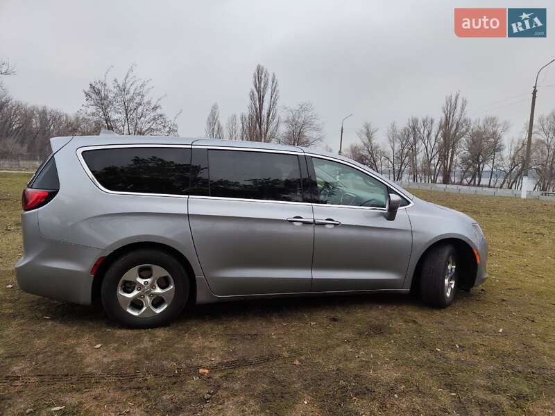 Мінівен Chrysler Pacifica 2018 в Києві
