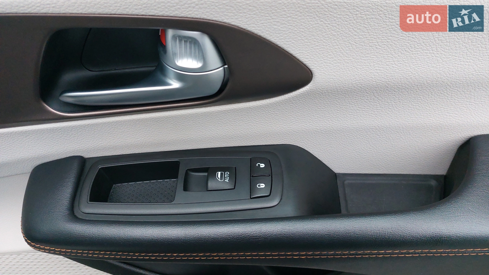 2016 Chrysler Pacifica - мініатюра 43