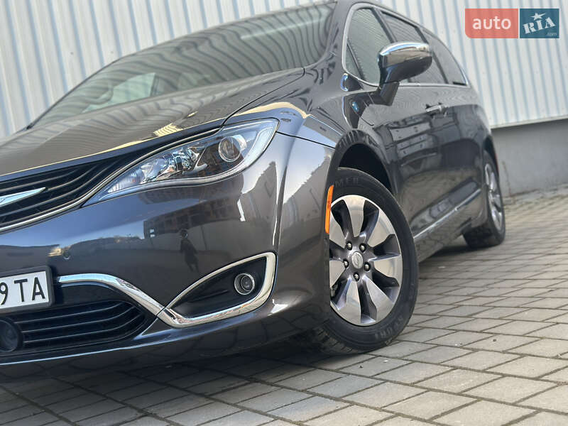 Мінівен Chrysler Pacifica 2018 в Львові