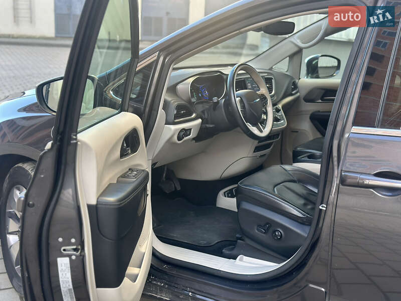 Мінівен Chrysler Pacifica 2018 в Львові
