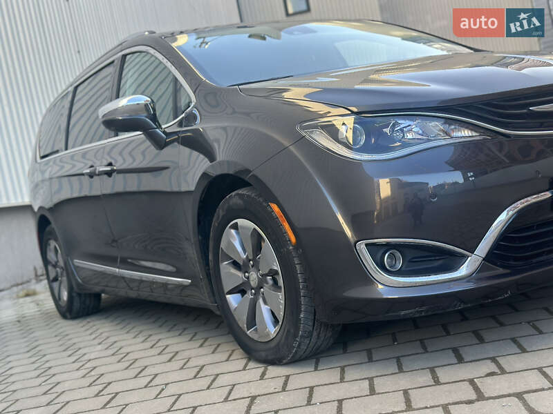 Мінівен Chrysler Pacifica 2018 в Львові