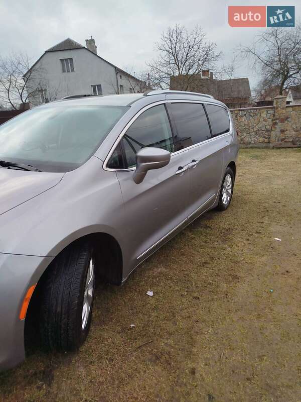 Минивэн Chrysler Pacifica 2017 в Львове