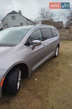 Минивэн Chrysler Pacifica 2017 в 