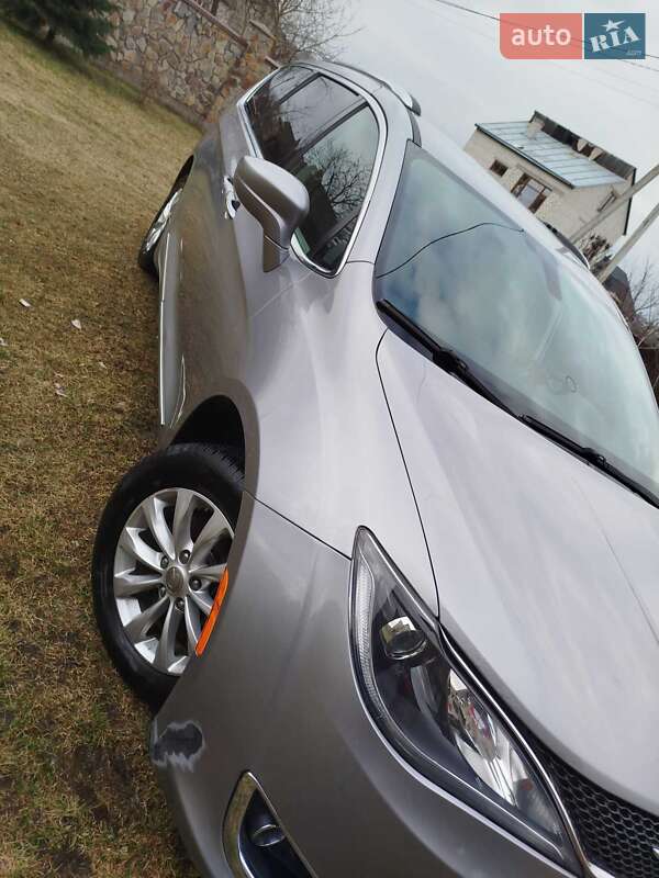 Минивэн Chrysler Pacifica 2017 в Львове