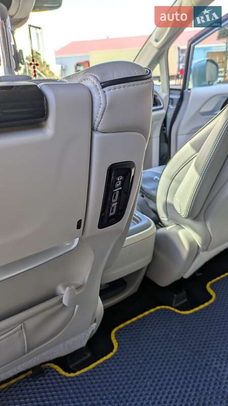 Минивэн Chrysler Pacifica 2017 в Сарнах