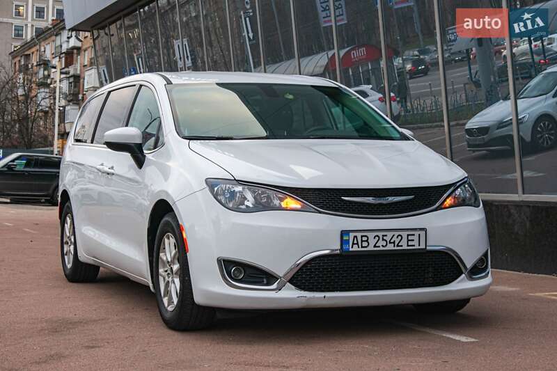 Минивэн Chrysler Pacifica 2017 в 