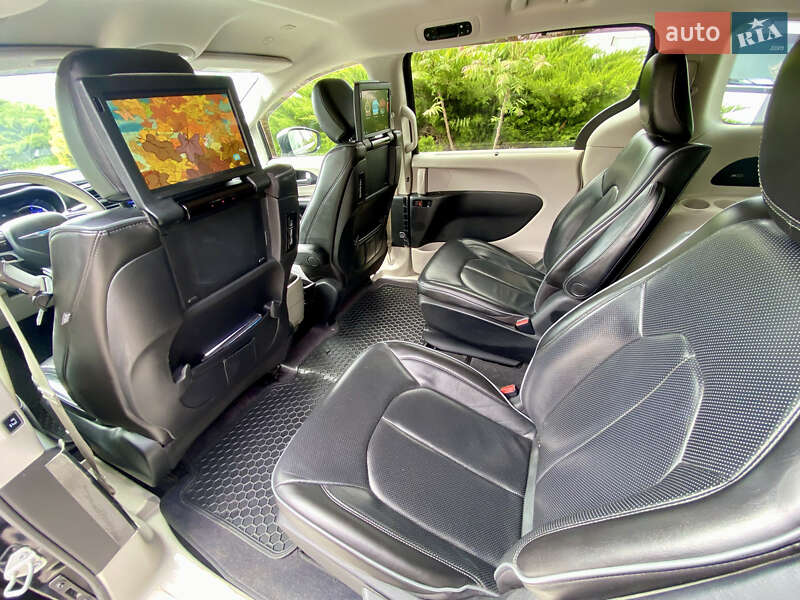Мінівен Chrysler Pacifica 2020 в 
