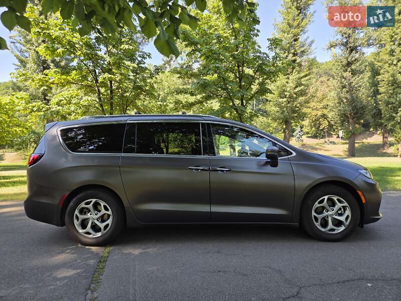 Универсал Chrysler Pacifica 2021 в Киеве