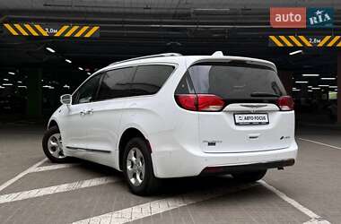 Минивэн Chrysler Pacifica 2017 в 
