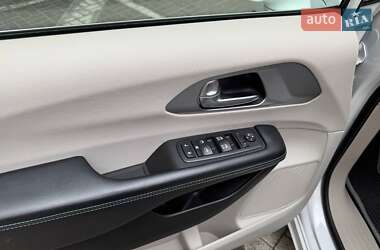 Минивэн Chrysler Pacifica 2017 в 