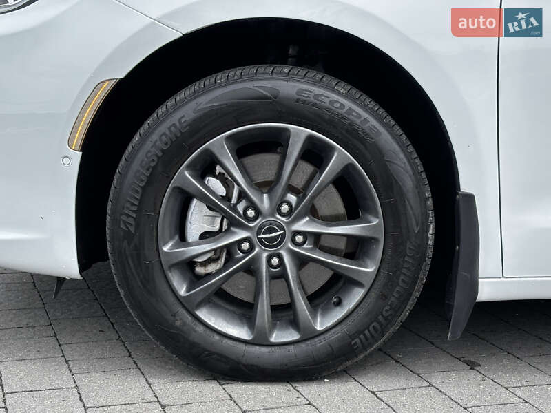 Мінівен Chrysler Pacifica 2020 в Стрию