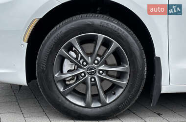 Мінівен Chrysler Pacifica 2020 в 