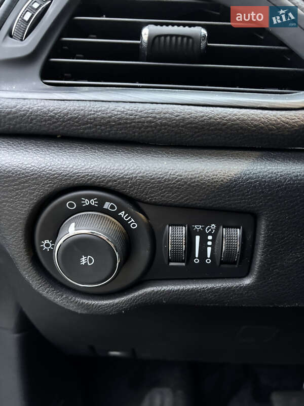 Мінівен Chrysler Pacifica 2020 в Стрию